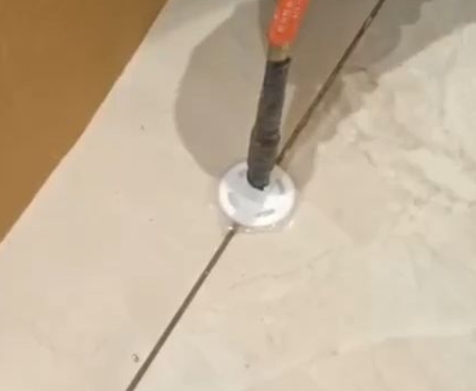 大方瓷砖空鼓维修公司专业解答瓷砖在铺贴过程中，如果没有涂抹均匀到位的粘结材料（如水泥砂浆或瓷砖胶），可能会导致以下问题